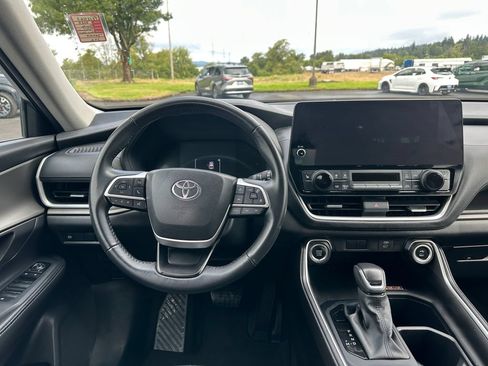 Used 2025 Toyota Grand Highlander AWD image 16