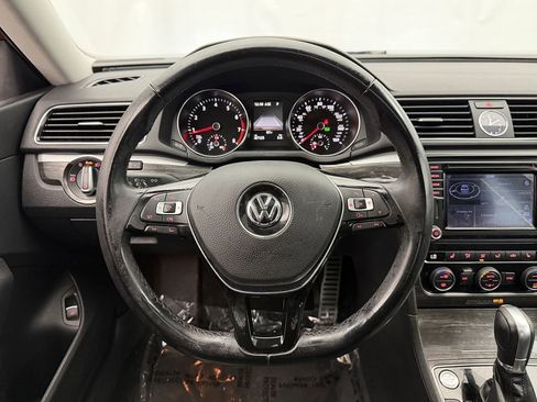 Used 2016 Volkswagen Passat 1.8T SEL Premium image 11
