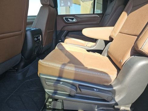 Used 2023 Chevrolet Suburban High Country image 12