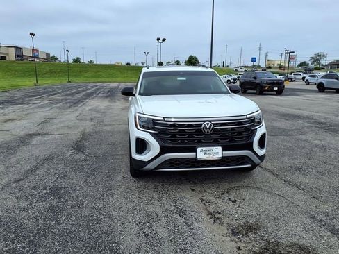 Used 2025 Volkswagen Atlas Peak Edition SE AWD/4WD image 4