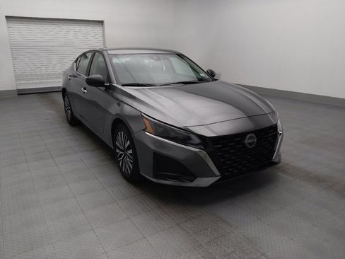 Used 2025 Nissan Altima 2.5 SV FWD image 14