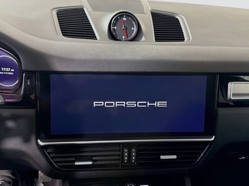 Used 2023 Porsche Cayenne Platinum Edition image 18