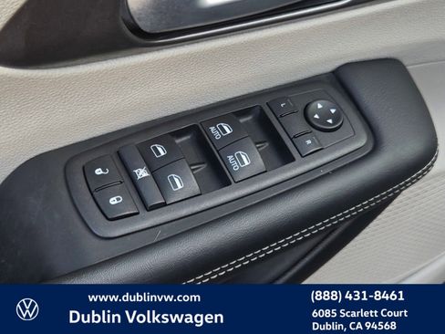 Used 2024 Chrysler Pacifica Select image 11