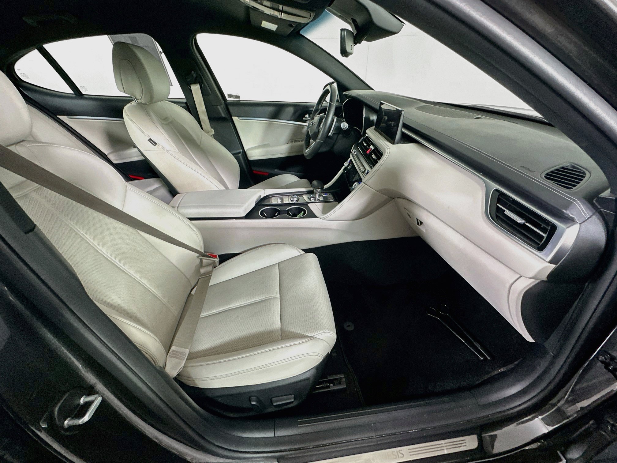 Used 2025 Genesis G70 2.5T RWD image 30