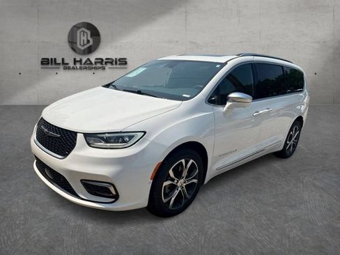 Used 2022 Chrysler Pacifica Pinnacle AWD/4WD image 1