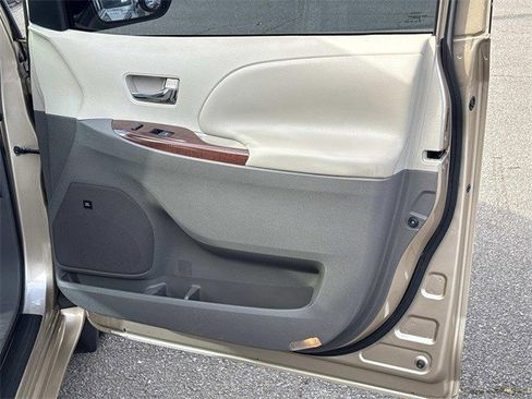 Used 2011 Toyota Sienna XLE image 8