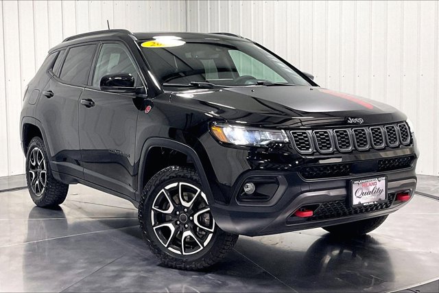 Used 2025 Jeep Compass Trailhawk w/ Sun & Sound Group AWD/4WD image 3