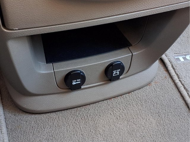 Used 2016 Chrysler Town & Country Touring FWD image 9