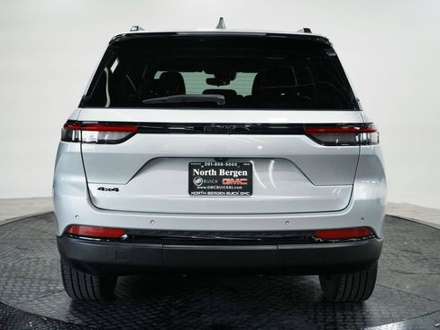 Used 2023 Jeep Grand Cherokee Altitude AWD/4WD image 7