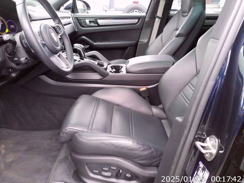 Used 2023 Porsche Cayenne Platinum Edition image 33