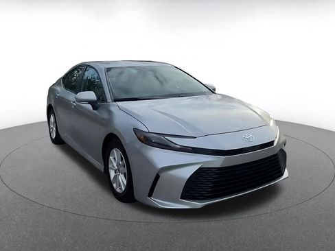 Used 2025 Toyota Camry LE image 3