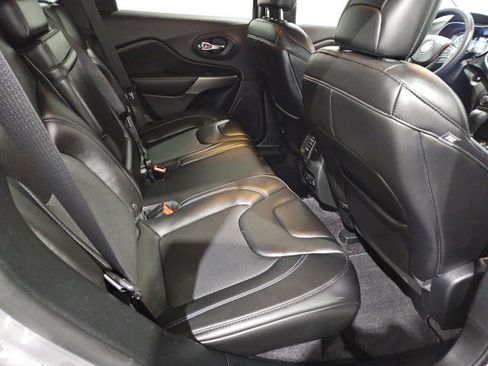 Used 2019 Jeep Cherokee Latitude Plus w/ Comfort/Convenience Group image 13