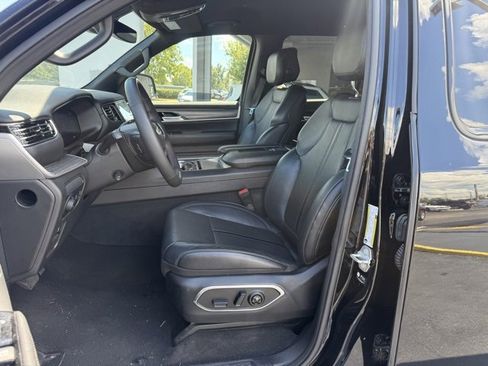 Used 2024 Jeep Wagoneer Series II w/ Flexible Seating Group image 13