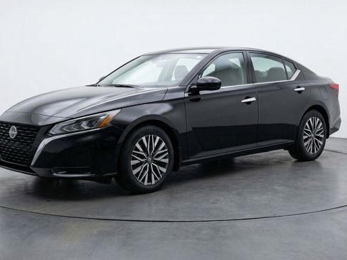 Used 2025 Nissan Altima 2.5 SV FWD image 3