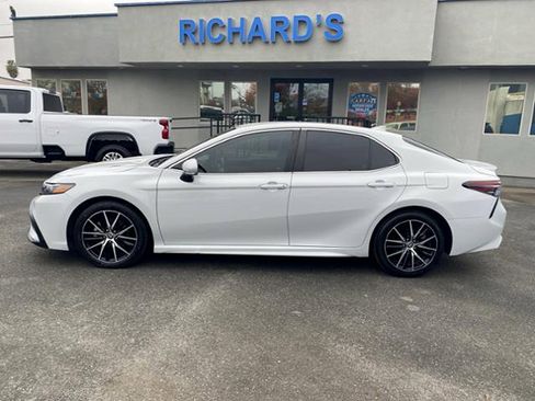 Used 2023 Toyota Camry SE image 4