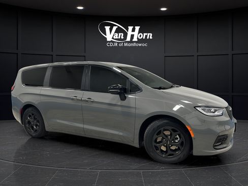 Used 2023 Chrysler Pacifica Limited w/ S Appearance Package FWD image 1