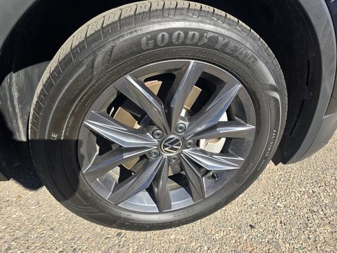 Used 2022 Volkswagen Tiguan SE w/ Panoramic Sunroof Package image 19