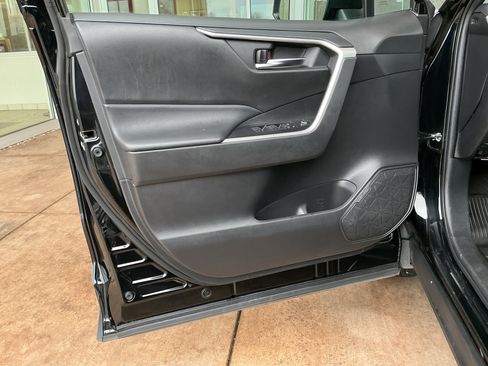 Used 2022 Toyota RAV4 XLE Premium image 14