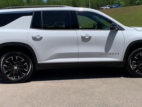 Used 2025 Chevrolet Traverse LT w/ Sun and Wheel Package FWD image 5