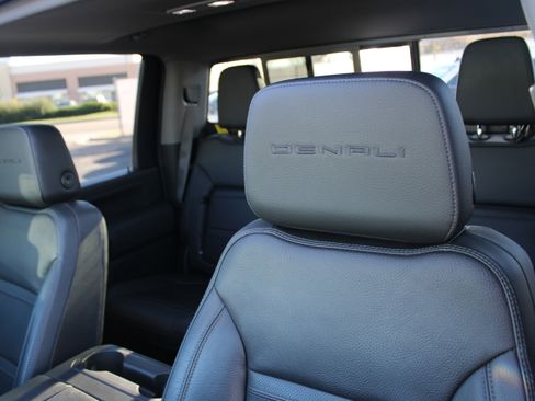 Used 2023 GMC Sierra 2500 Denali w/ Denali Black Diamond Edition image 12