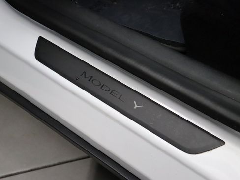 Used 2021 Tesla Model Y Long Range image 33