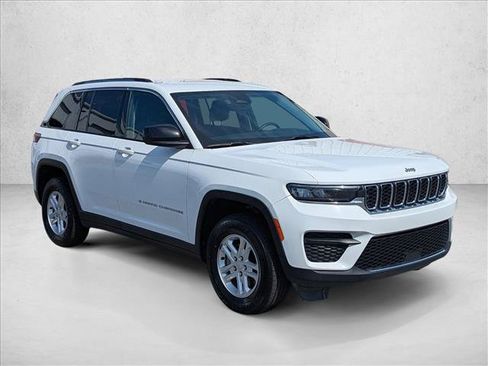 Used 2024 Jeep Grand Cherokee Laredo AWD/4WD image 3