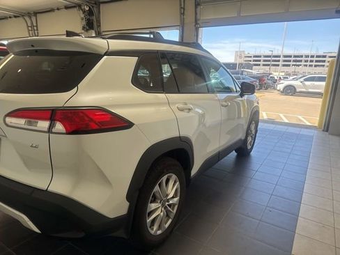 Used 2025 Toyota Corolla Cross LE image 11