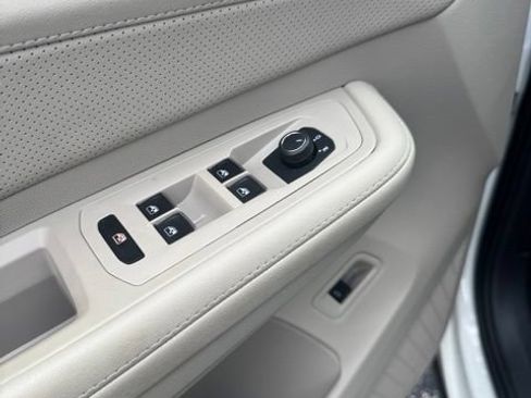 Used 2025 Volkswagen Atlas SE FWD image 13