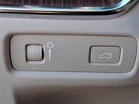 Used 2022 Volvo S60 B5 Momentum w/ Premium Package image 24