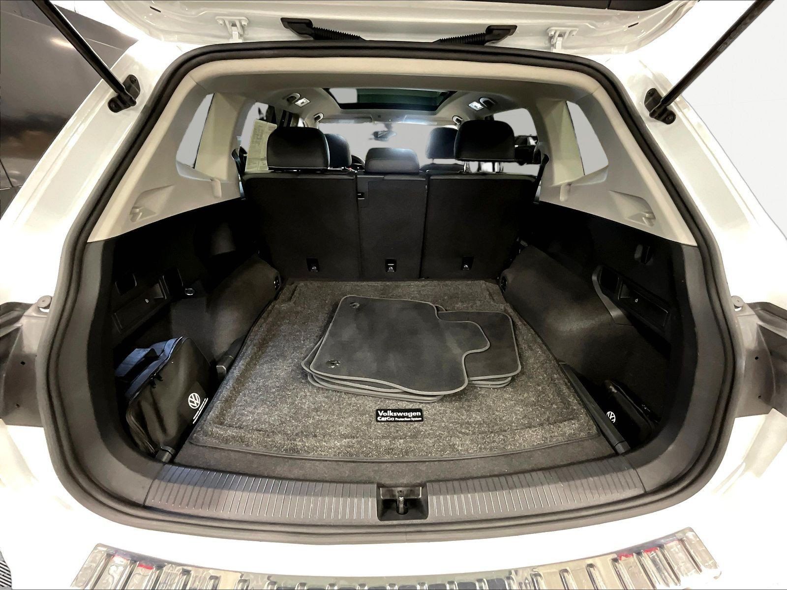 Used 2023 Volkswagen Tiguan SE w/ Panoramic Sunroof Package AWD/4WD image 25