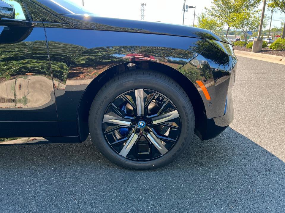 Used 2024 BMW iX xDrive50 w/ Sport Package AWD/4WD image 25