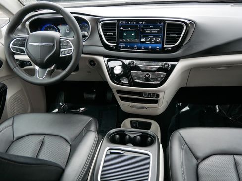 Used 2024 Chrysler Pacifica Touring-L FWD image 10