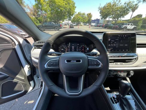 Used 2025 Jeep Compass Latitude AWD/4WD image 34