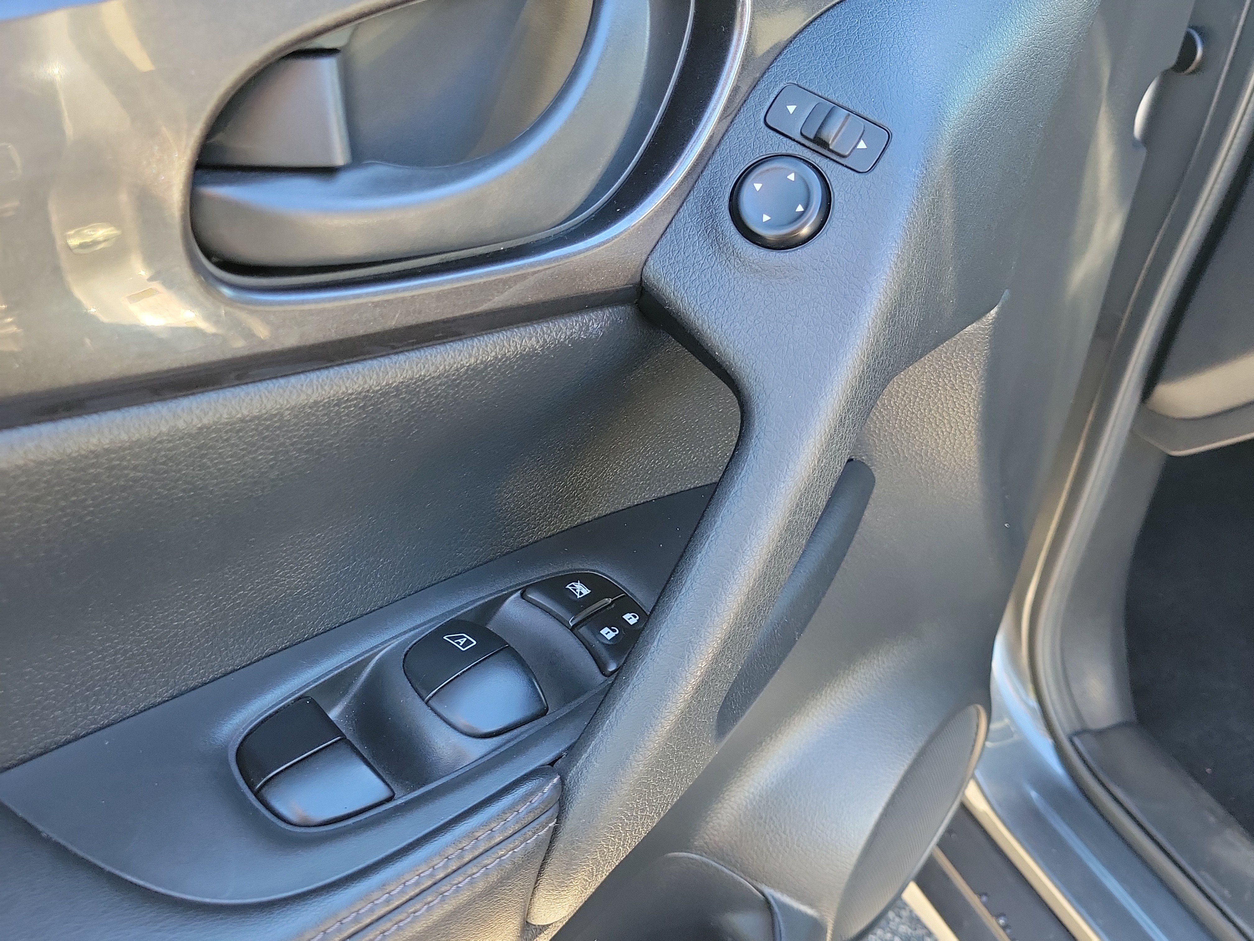 Used 2020 Nissan Rogue S FWD image 18