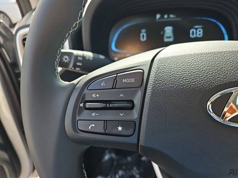 Certified 2025 Hyundai Venue SEL image 18