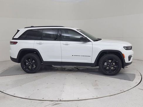 New 2025 Jeep Grand Cherokee Limited w/ Black Appearance Package image 17