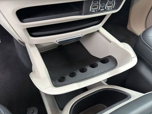 Used 2023 Chrysler Pacifica Touring-L FWD image 19