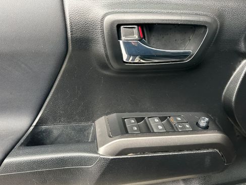 Used 2022 Toyota Tacoma TRD Sport image 12