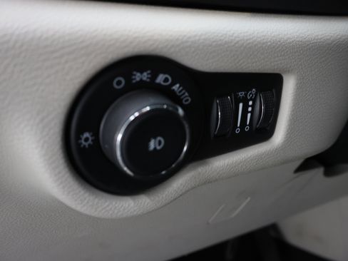 Used 2024 Chrysler Pacifica Touring-L image 43