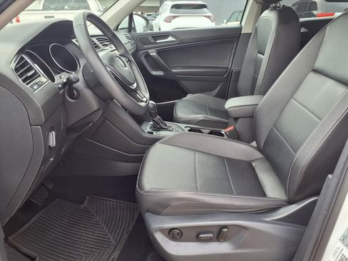 Used 2021 Volkswagen Tiguan SE w/ Panoramic Sunroof Package image 9