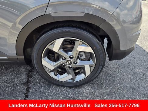 Used 2022 Hyundai Venue Limited FWD image 12
