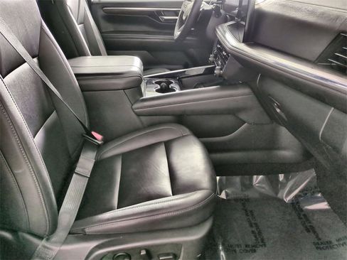 Used 2025 Chevrolet Suburban Z71 image 27