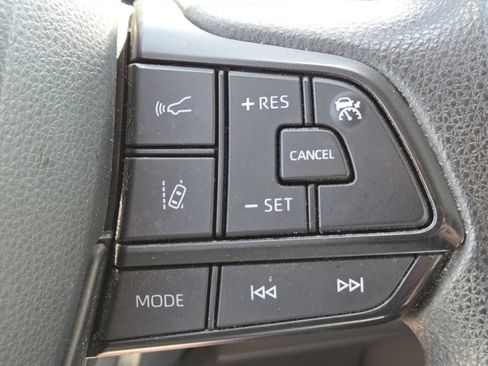Used 2024 Toyota Sienna LE AWD/4WD image 8