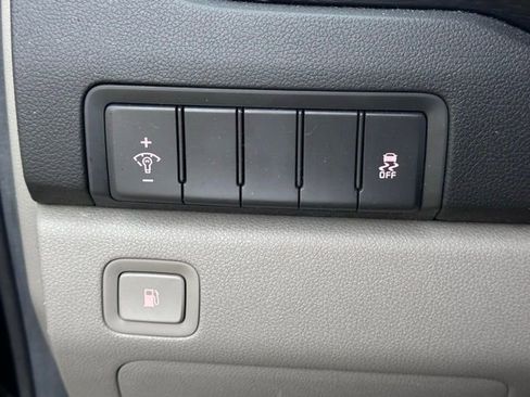 Used 2017 Kia Sedona L image 13