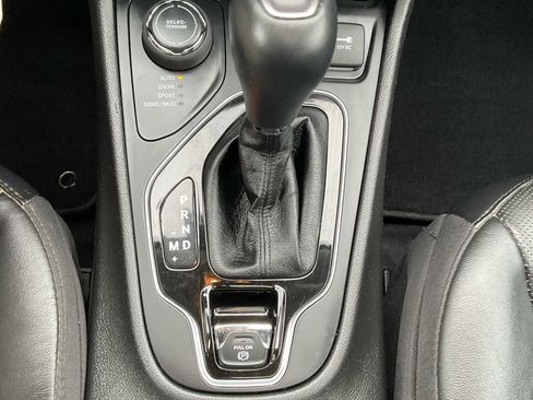 Used 2021 Jeep Cherokee Limited image 31