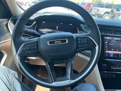 Used 2022 Jeep Grand Cherokee L Limited AWD/4WD image 15
