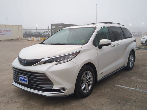 Used 2021 Toyota Sienna Limited image 8