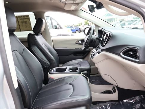 Used 2024 Chrysler Pacifica Touring-L FWD image 8
