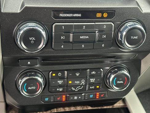 Used 2017 Ford F250 Lariat w/ Lariat Value Package AWD/4WD image 23