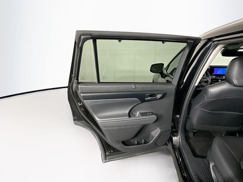 Used 2025 Toyota Highlander XLE FWD image 26